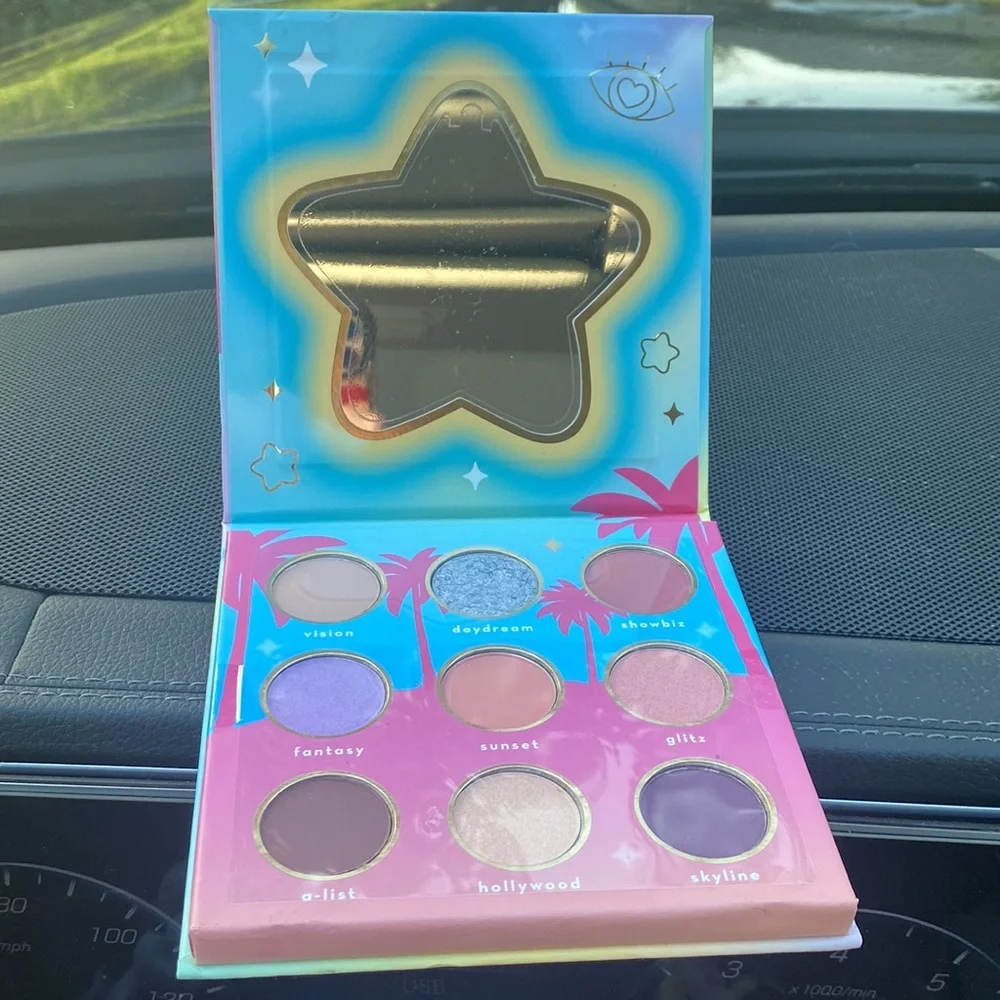 CRÈME HOLLYWOOD DREAM CITY EYESHADOW PALETTE. BEAUTIFUL COLORS WITH FUN NAMES - Picture 3 of 9